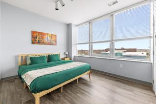 Bright 1BR with Floor-to-Ceiling Windows and Parking - 4