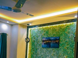 Cozy JB Lodges Phase 8 Bahria Town 6 mins to Food St Free Wi-Fi - 9