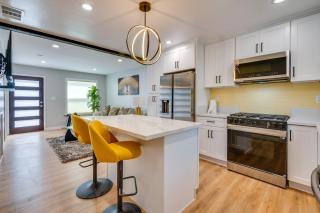 6 Mi to SoFi Stadium! Sleek LA Apartment w/ Yard - 2