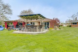 Backyard Oasis w/ Hot Tub & Greenhouse! Toledo Gem - 7