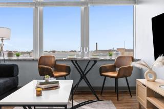 Stylish Downtown Stay with a King Bed and Huge Windows - 5