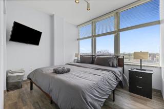 Modern Design Sunlit City Escape with a King Bed - 6