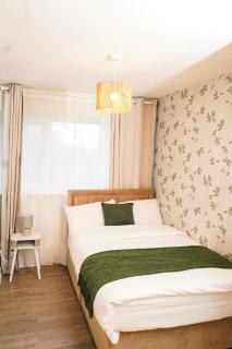 Family Fun Retreat with Pool Table near Cardiff Bay - 5