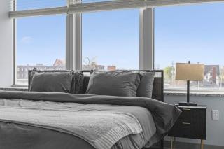 Sunlit Downtown Stay with City Views Cozy and Modern - 7