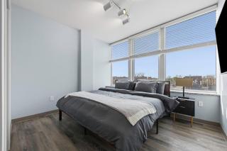 Sunlit Downtown Stay with City Views Cozy and Modern - 5