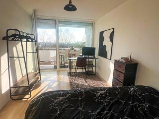 Bright designer apartment with pool table & 2 balconies - 4