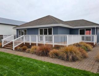 Tauranga Backpackers - Private Guest Rooms by the Water! - 7