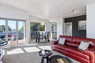 Kowhai Views - Stylish & Modern in Great Location - 3