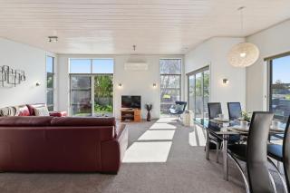 Kowhai Views - Stylish & Modern in Great Location - 1