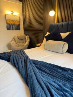 Spacious Modern Studio Flat - Great Location - 0