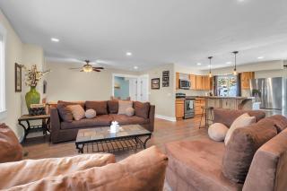 Relaxing home with hot tub- close to downtown - 0