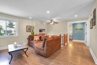 Relaxing home with hot tub- close to downtown - 2