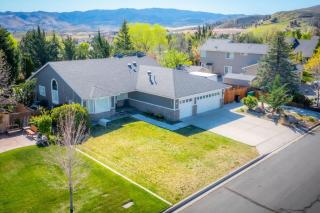 Modern Getaway for 11- Hot Tub Games Gym - 9