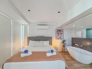 Blue on Blue Apartment 1011 - Nelly Bay - 5