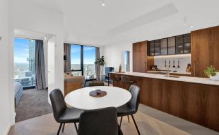 The Queensbridge - Level 51 Apartment with City Skyline Views - 4