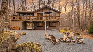 Atlas Point Lodge by AvantStay Hot Tub Sauna Kayaks Pet-Friendly Cabin Lake Access - 0