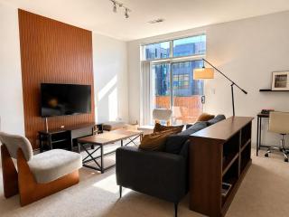Spacious Third Ward Apt Near Summerfest with Balcony - Sleeps 4 - 0