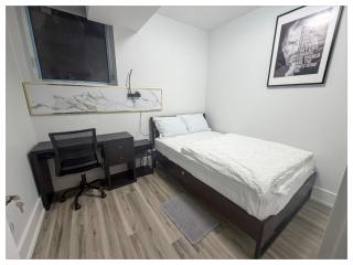 Entire 2BR Apt, In Eastern Toronto, Steps to Subway Include Free Parking - 9