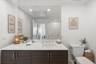 Luxury Hollywood Condo Skyline View Pool ,Jacuzzi , Gym& Parking - 4