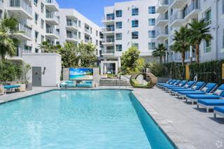 Luxury Hollywood Condo Skyline View Pool ,Jacuzzi , Gym& Parking - 2