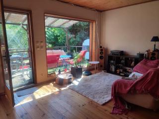 Maison en bois sur pilotis avec jardin - 0