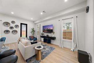 Med Center Retreat Near Downtown Games WiFi Desk - 4