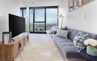 LVL72 Breathtaking Views with Parking, Pool & Gym - 3