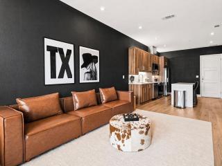 Luxury Penthouse with Balcony, Downtown Dallas Skyline Views, Gym, Free Parking - 7