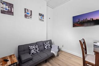 Apt Near Downtown Desk WiFi TVs Games Pets - 5