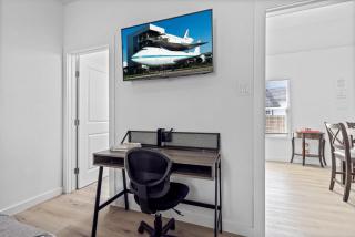Apt Near Downtown Desk WiFi TVs Games Pets - 6