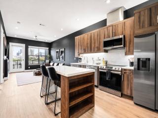 Luxury Penthouse with Balcony, Downtown Dallas Skyline Views, Gym, Free Parking - 1