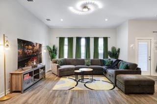 Hot Tub Near Sea World BBQ Yard Games Swing Set - 8