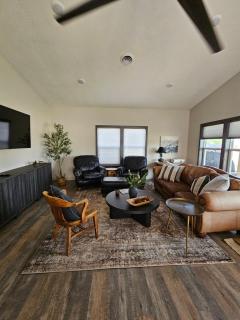 Charming New Lake House - 6