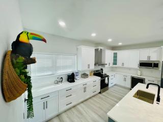 Townhouse, 4bd35bth, Sleep 8 Central Location! - 1