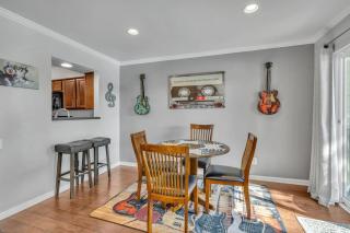 Walk to Broadway! 2BR2BATH Condo, Sleeps 6, Pool - 2