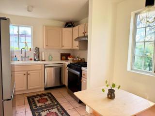 Sunlit Venice Beach Bungalow - Walled in Yard - 9