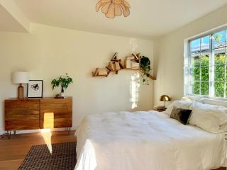 Sunlit Venice Beach Bungalow - Walled in Yard - 4