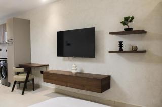 Modern East Legon Studio with Private Balcony - Accra - 8