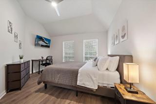 Houston Lake Retreat Pool Lake Front Spa - 9