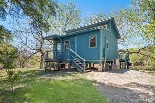 Bandera Stronghold - Crazy Horse Cabin - 9