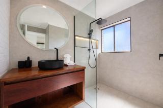 Sunshine Coastal Apartment - Walk to Beach and Wharf - 5