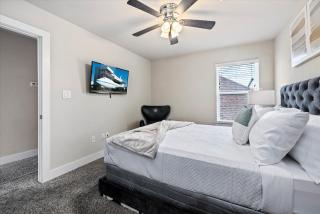 Near Med Center NRG Balcony Yard Desk WiFi Games - 9