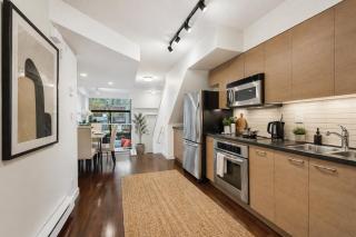 Luxury 3BR Townhouse in Downtown Vancouver Prime Stay - 3