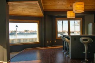 Modern, Waterfront Bungalow with Parking & Jacuzzi, 3 blocks to Beach - 9