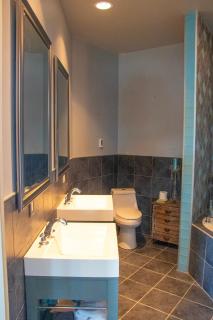 Modern, Waterfront Bungalow with Parking & Jacuzzi, 3 blocks to Beach - 7