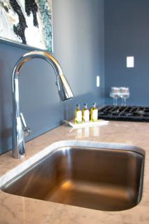 Modern, Waterfront Bungalow with Parking & Jacuzzi, 3 blocks to Beach - 5