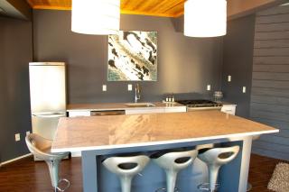 Modern, Waterfront Bungalow with Parking & Jacuzzi, 3 blocks to Beach - 2