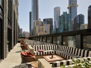 The Queensbridge - Level 51 Apartment with City Skyline Views - 8