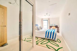 Luxury 2-Bedroom Apartment in West Bay - 2