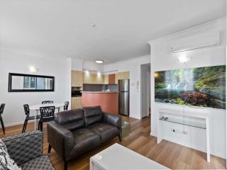 Bright 2-Bed Retreat Near Brisbane CBD - 9